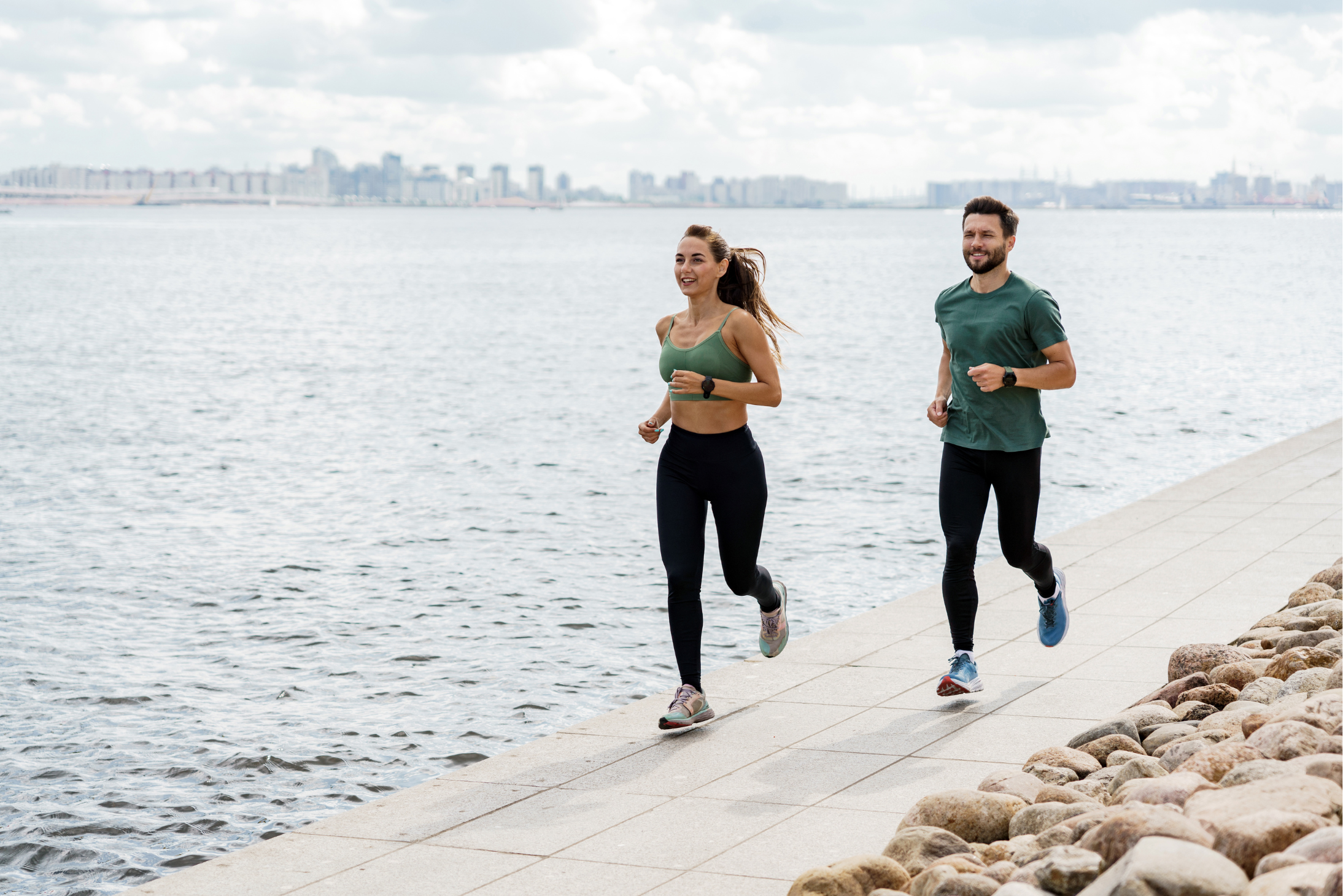 Dva lidé běží podél&nbsp;vody – symbol rovnováhy a&nbsp;pohybu